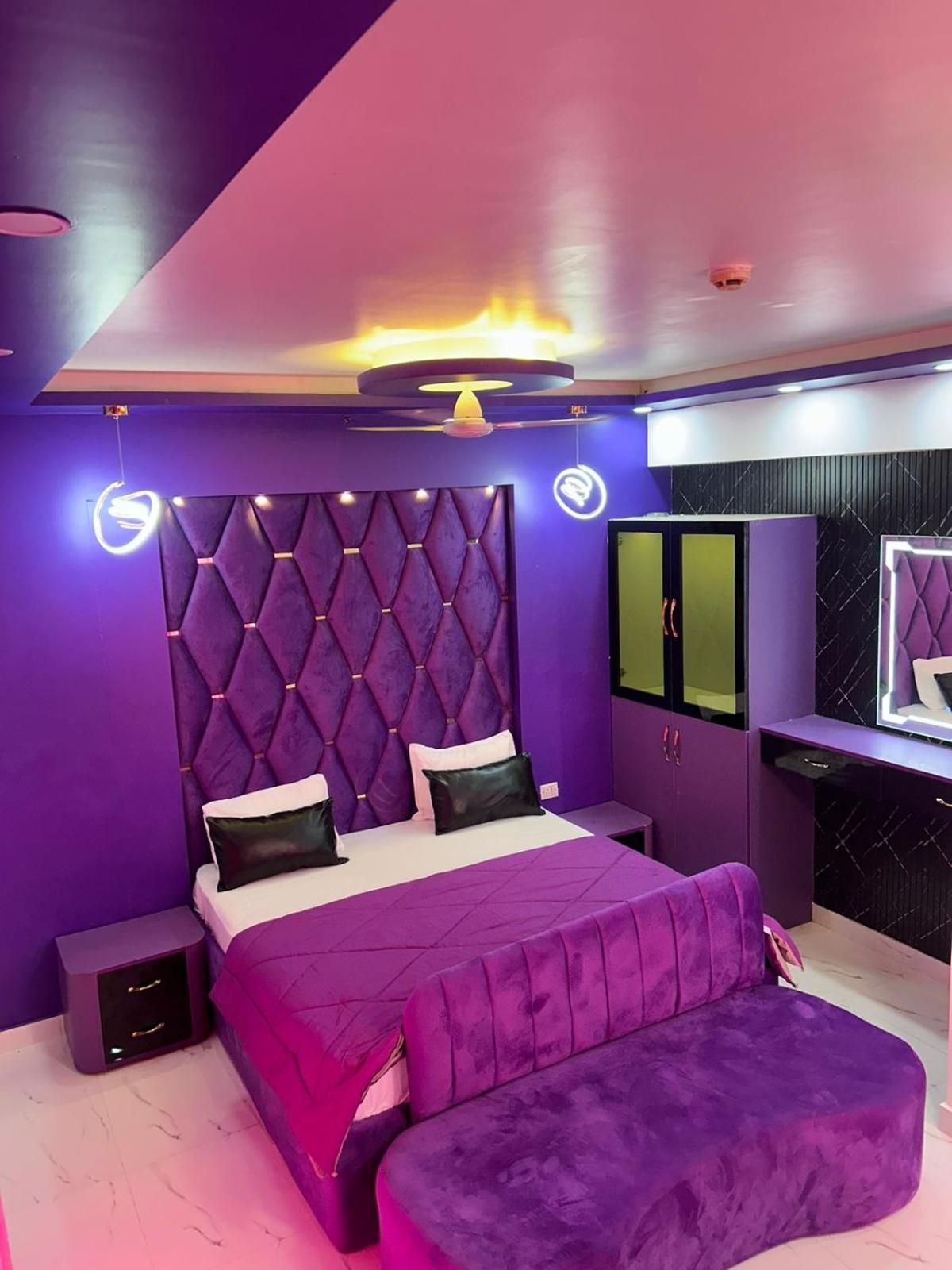Dolphin Inn & Suites Manhattan Lucknow Buitenkant foto