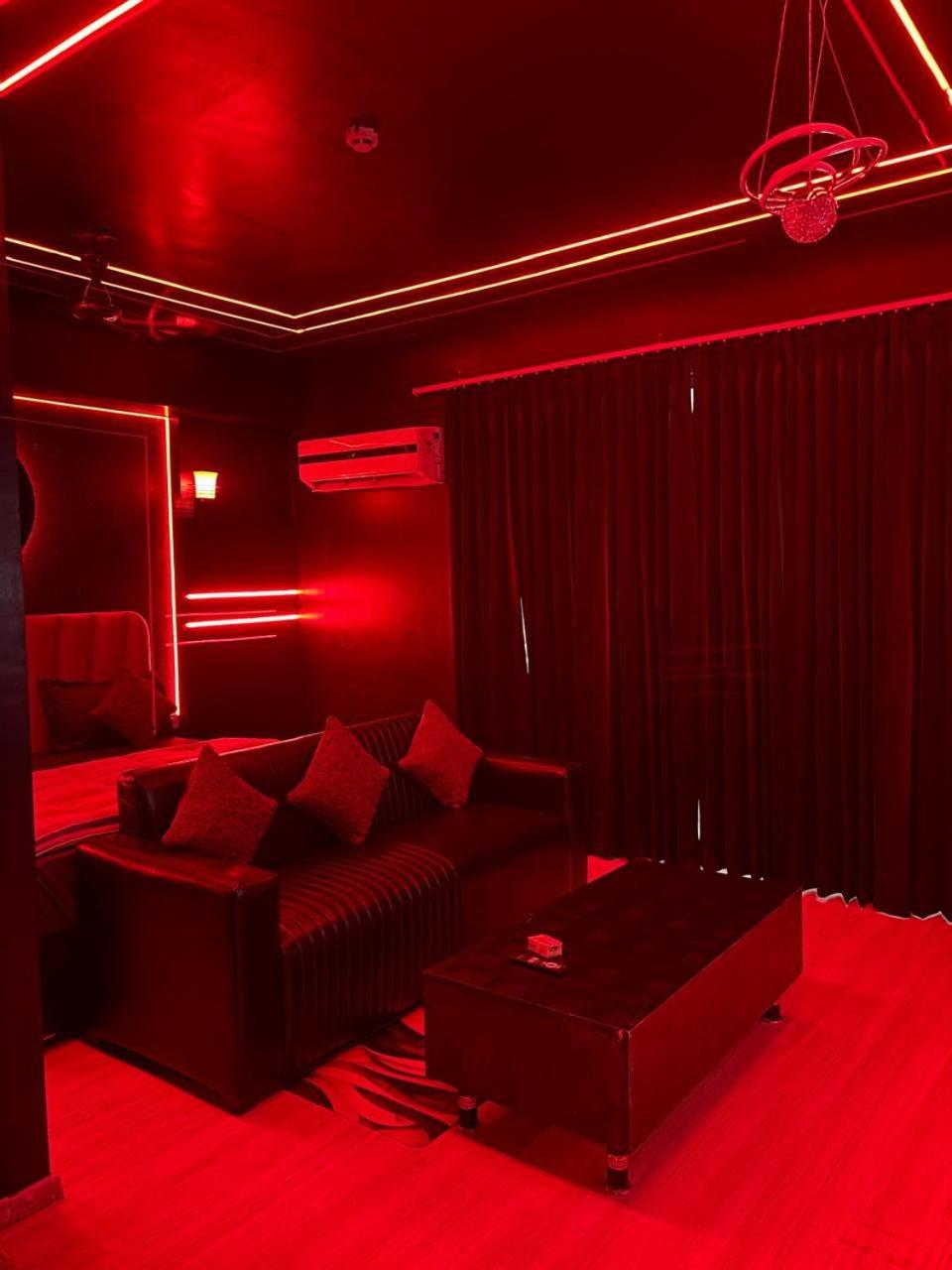 Dolphin Inn & Suites Manhattan Lucknow Buitenkant foto