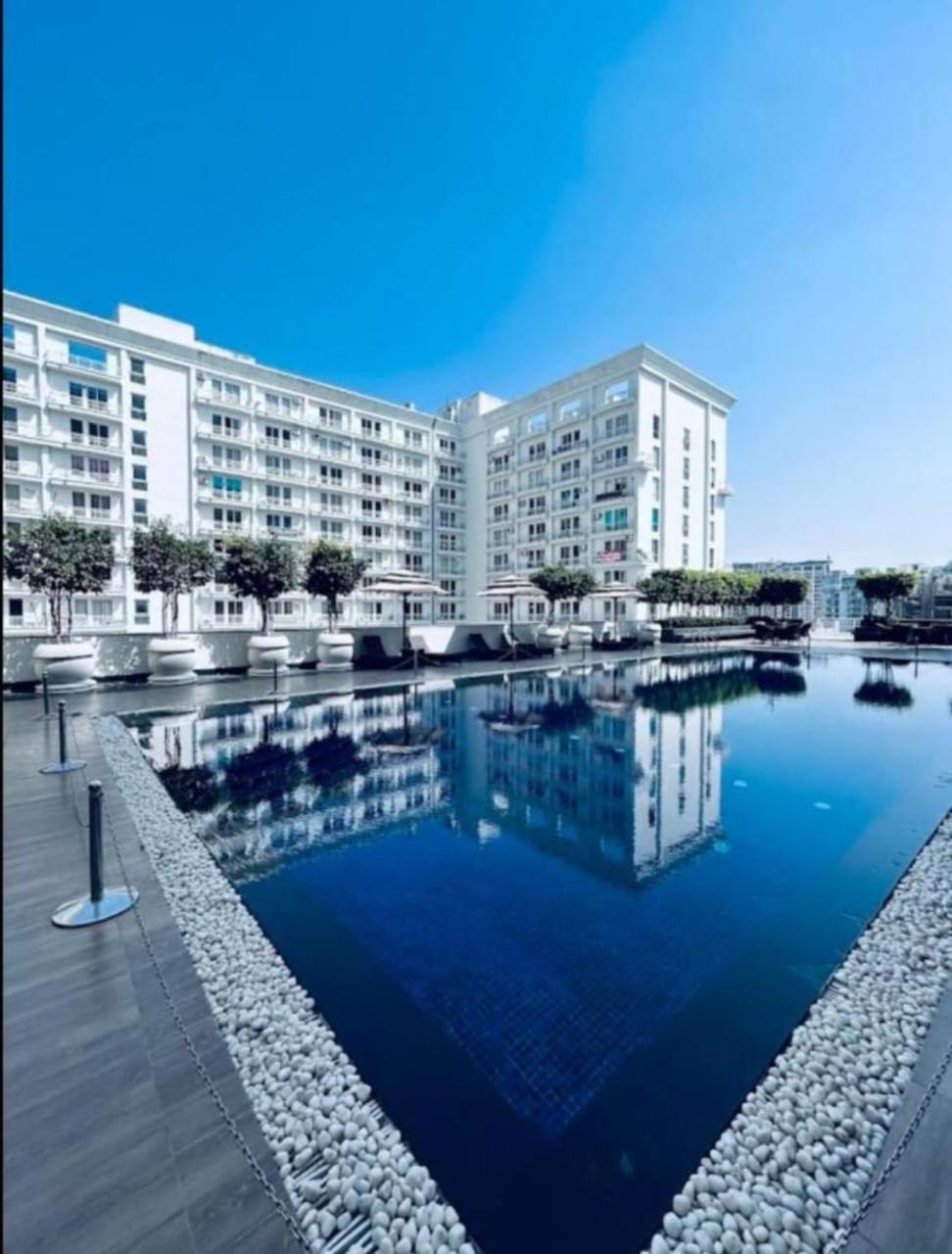 Dolphin Inn & Suites Manhattan Lucknow Buitenkant foto