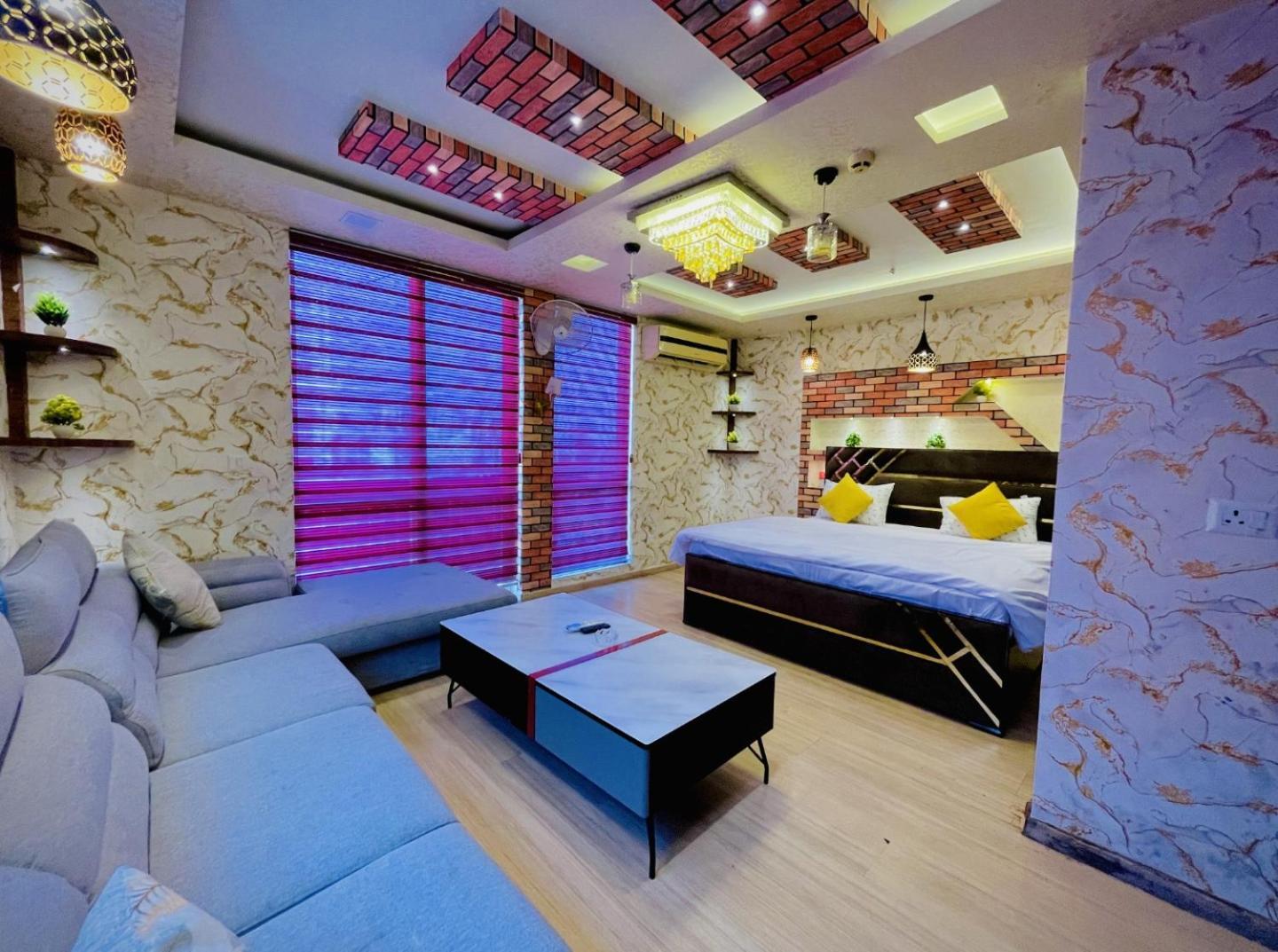 Dolphin Inn & Suites Manhattan Lucknow Buitenkant foto