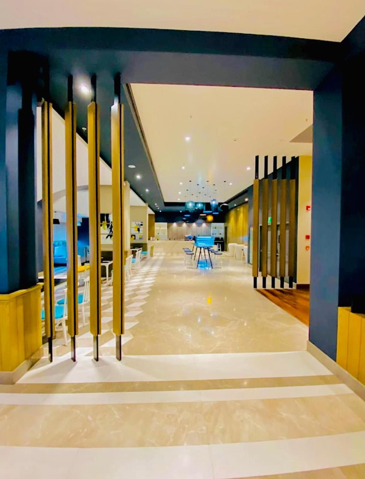 Dolphin Inn & Suites Manhattan Lucknow Buitenkant foto